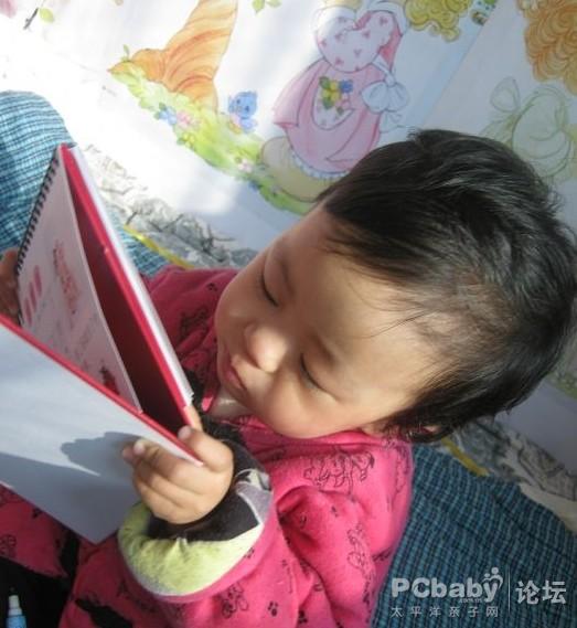 看得也倍兒認(rèn)真了，菲兒這是臺(tái)歷不是吃的，不用這么認(rèn)真